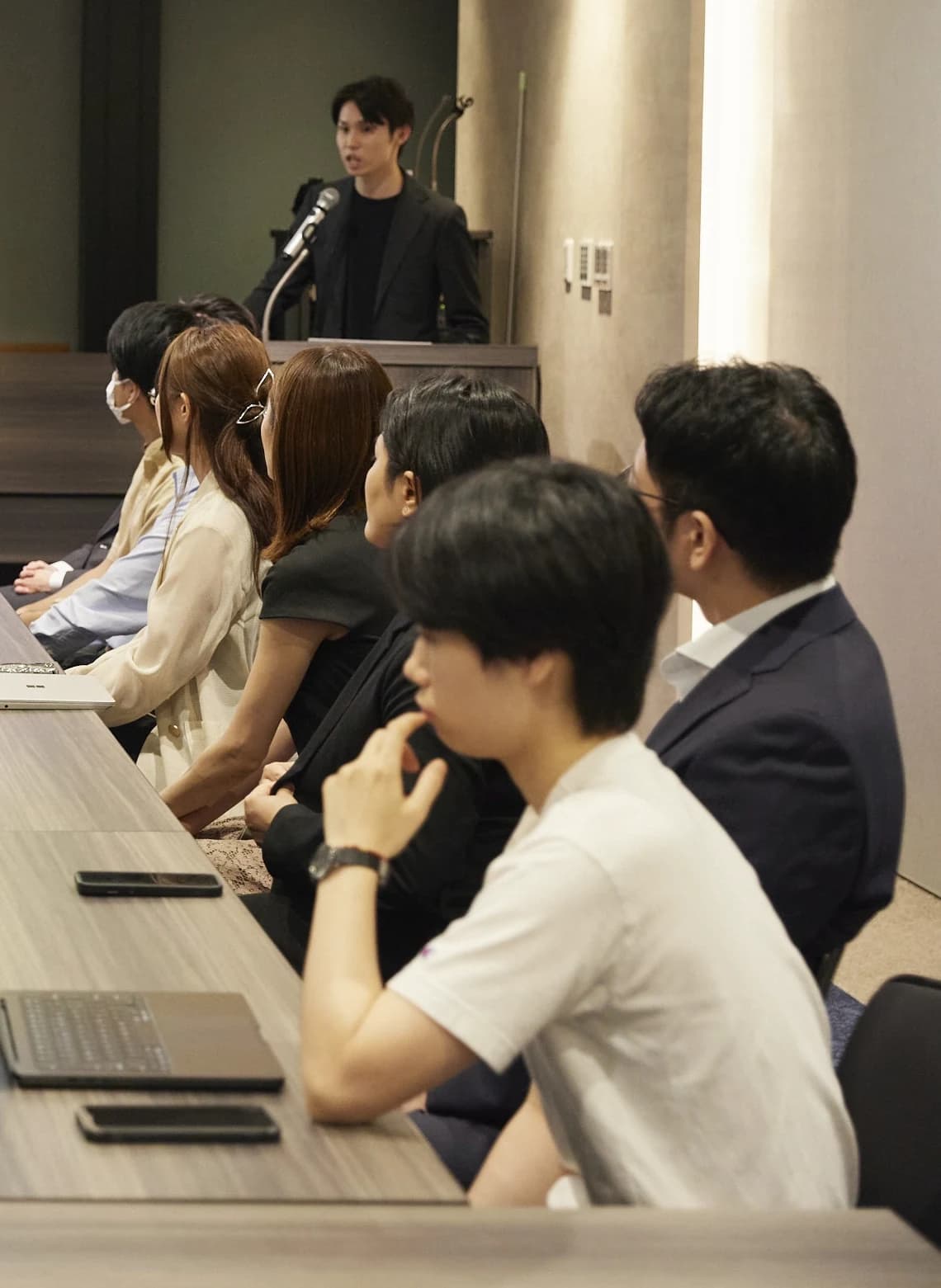全社会議で発表を聞くメンバー