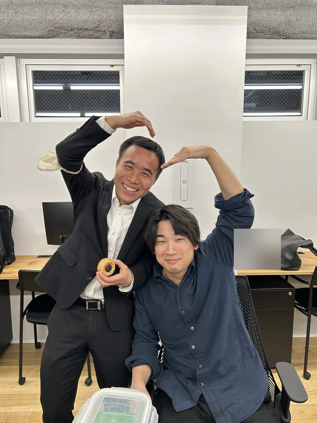 笑顔を見せる二人のメンバー