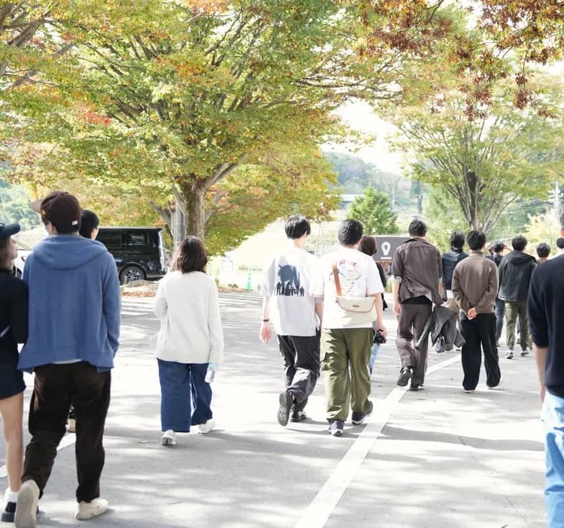 社員旅行で歩くメンバー
