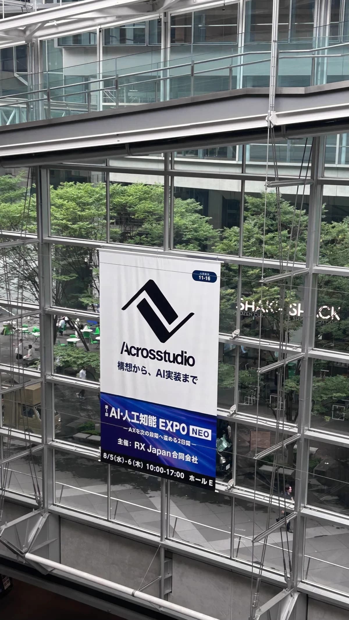 展示会会場のAcrosstudioのバナー