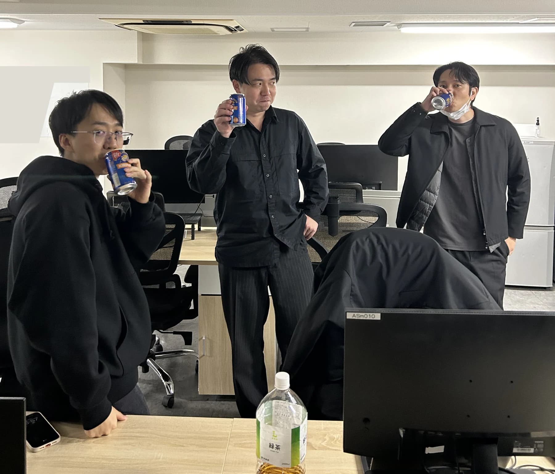 オフィスで交流するメンバー