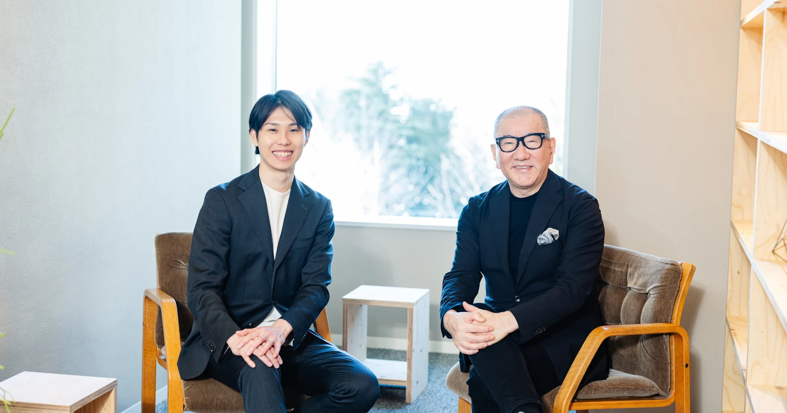 顧問招聘のお知らせに掲載された椅子に座る2人の写真