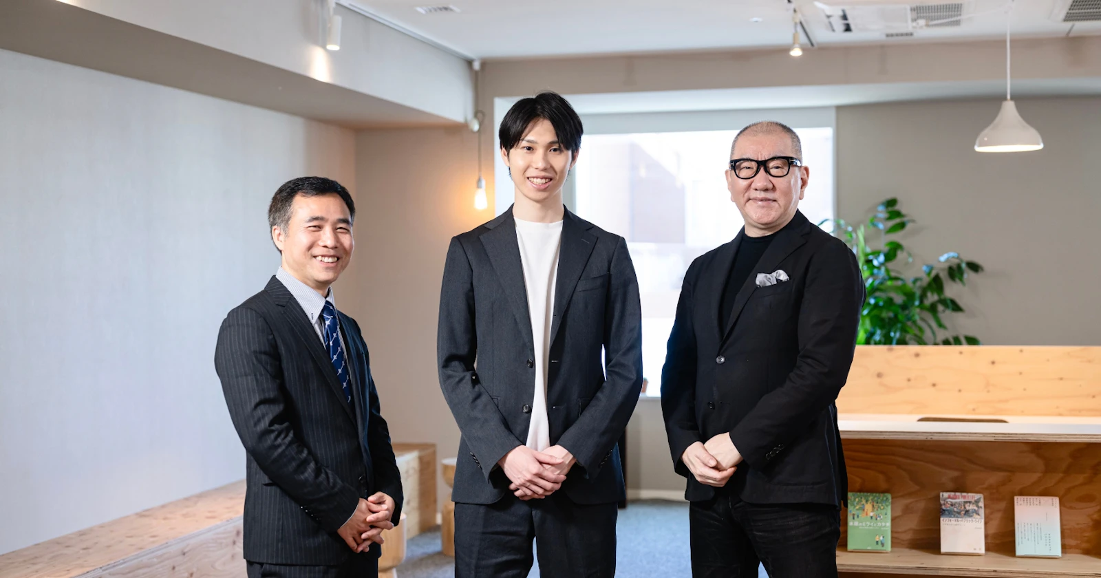 顧問招聘のお知らせに掲載されたオフィスでの3人の集合写真